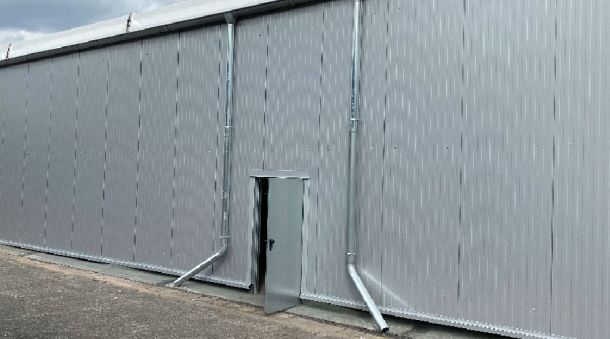 Regenrinnen an Leichtbauhalle